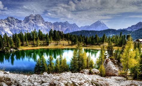 paysage majestueux avec montagnes, forêts et un lac, illustrant la grandeur de la nature