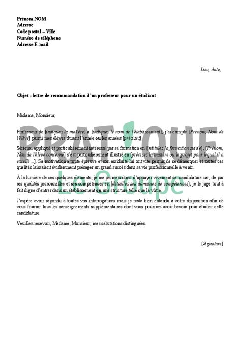 Un étudiant envoyant un email à son professeur