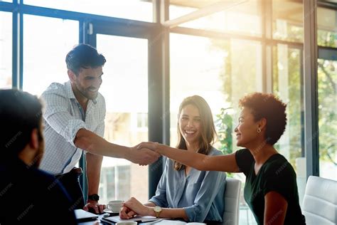 Une équipe accueillant un nouveau collègue