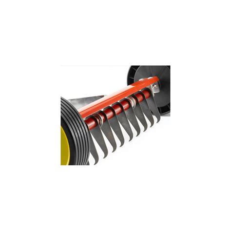 Vue rapprochée des couteaux oscillants du scarificateur Wolf 30 cm