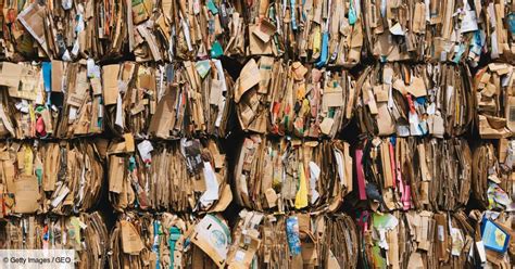 Illustration de papier journal et de carton utilisés pour tapisser un bac à compost