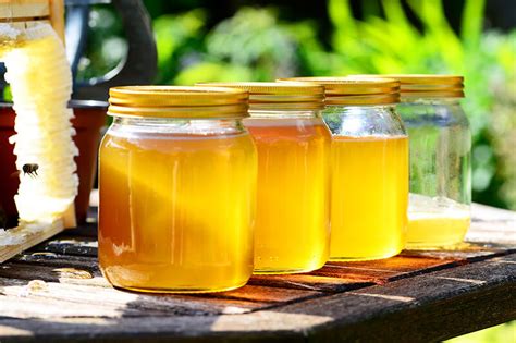 Miel dans un pot en verre et produits de la ruche