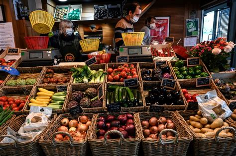 Étal de marché rempli de fruits et légumes frais locaux