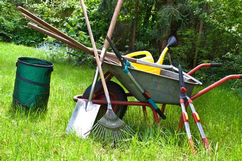 Un jardinier travaillant avec des outils de jardinage