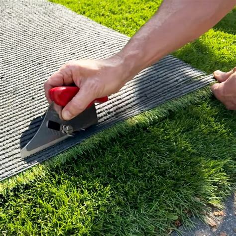 Découpe précise des lés de gazon synthétique