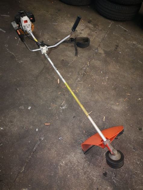 Débroussailleuse Stihl FS 81 en action