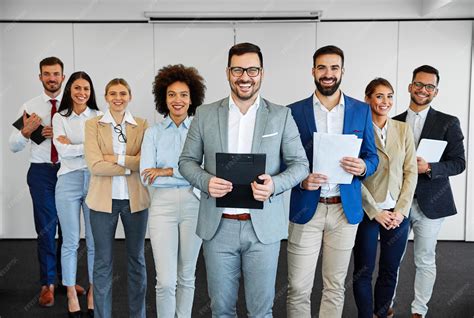 une équipe de travail souriante