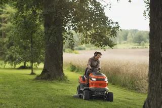 Tracteur tondeuse Husqvarna en action dans un jardin paysager