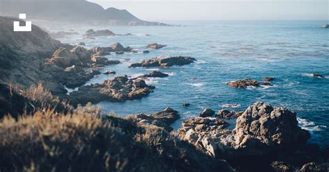 Paysage côtier breton avec vue sur l'océan