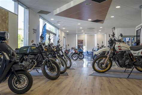 Vue intérieure d'une concession moto spécialisée dans les occasions