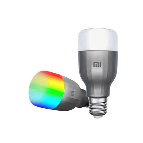 Illustration d'une ampoule Mi LED Smart Bulb Essential diffusant différentes ambiances colorées dans un salon moderne