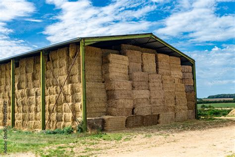 Photo illustrative de ballots de paille et foin stockés dans une grange