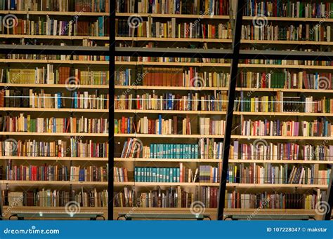 Photographie d'une étagère remplie de livres d'occasion colorés