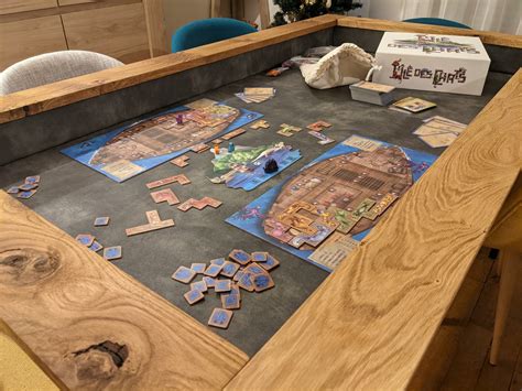 Image d'une table de jeux de société animée avec des joueurs souriants