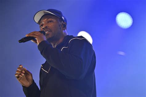 photo de MC Solaar jeune sur scène