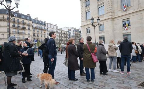 foule devant une bibliothèque
