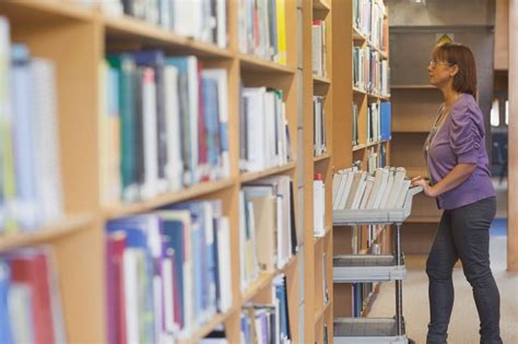 bibliothécaire triant des livres