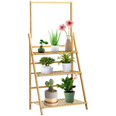 une étagère à plantes en bambou sur un balcon