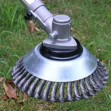 Brosse métallique pour désherber les pavés