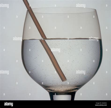 Verre d'eau de coco fraîche avec une paille