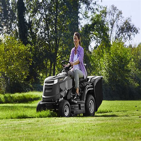tondeuse thermique autoportée Honda en action sur un grand terrain
