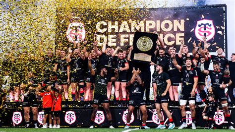 Stade Toulousain célébrant une victoire avec Fabien Pelous au centre