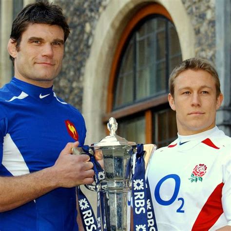 Fabien Pelous levant un trophée en tant que capitaine du XV de France