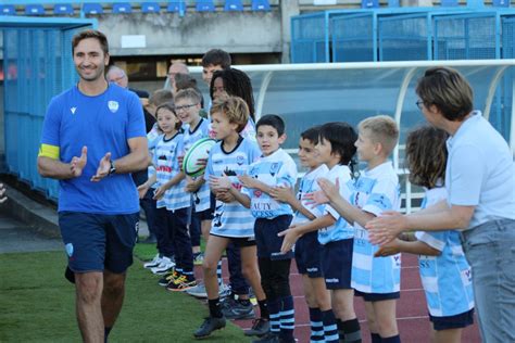 Fabien Pelous donnant des instructions à de jeunes joueurs de rugby