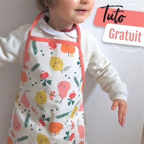 Enfant jardinant avec des gants et un tablier