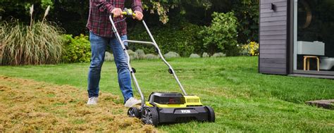 Photo de mise en situation d'un jardinier utilisant un scarificateur Kiva dans un jardin paysager