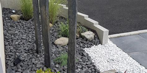piquets en ardoise posés verticalement dans un jardin japonais