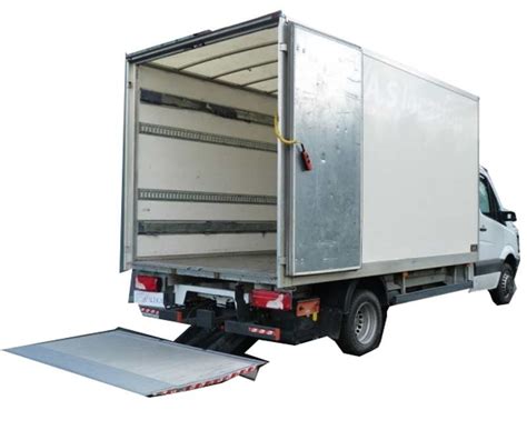 livraison de palettes de bordures en ardoise par camion avec hayon