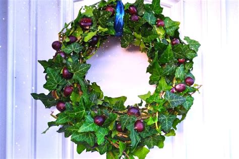 Photographie d'une couronne décorative fabriquée avec du lierre séché