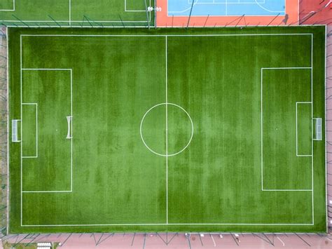Vue aérienne d'un terrain de football avec des bordures bien définies