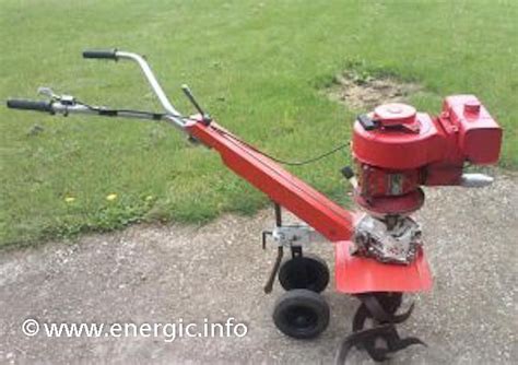 Une vieille motobineuse Energic avec un moteur Bernard