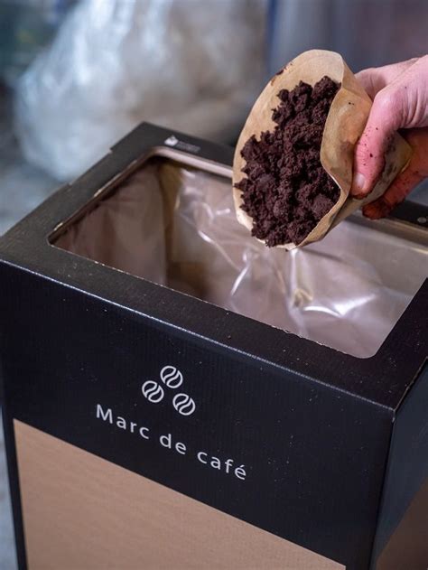 tas de marc de café frais prêt à être recyclé