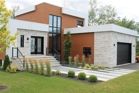 Vue extérieure de la façade élégante de La Maison du Lierre entourée de verdure