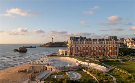 Vue panoramique du centre-ville de Biarritz avec l'hôtel en arrière-plan