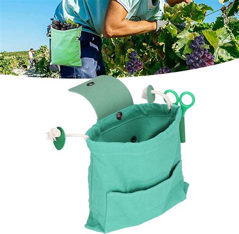 illustration d'une personne portant un sac de cueillette ceinture dans un jardin
