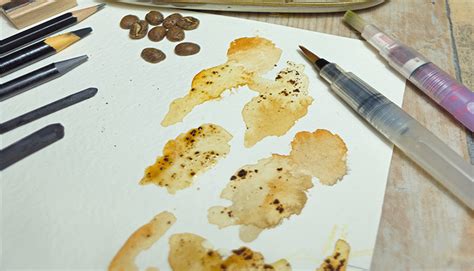 enfant faisant de la peinture avec du marc de café