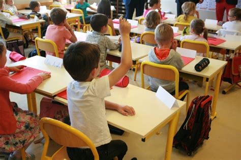 Enfants en classe à l'école Les Bougainvilliers