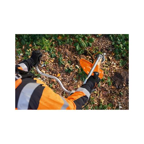 Vue d'ensemble d'une débroussailleuse forestière professionnelle STIHL en action sur un terrain accidenté