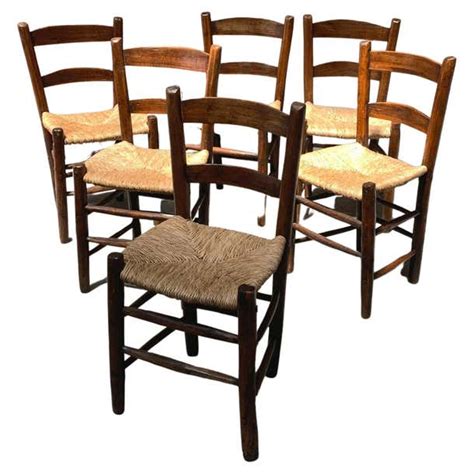 Chaises anciennes avec assise paillée ou cannée
