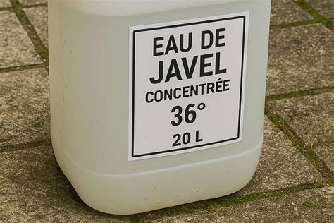 Illustration d'un bidon d'eau de Javel avec un symbole de danger dans un environnement de jardin