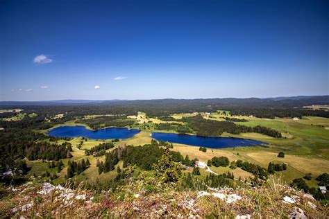 Vue panoramique des paysages de Chapelle des Bois avec la fruitière au centre