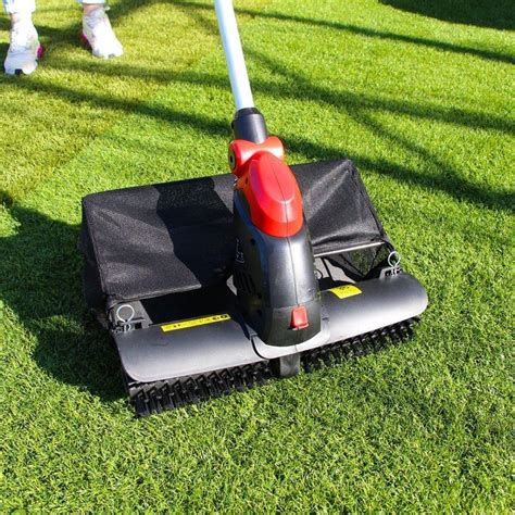 entretien gazon synthétique avec brosseuse professionnelle