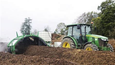 Compost en andains avec un retourneur