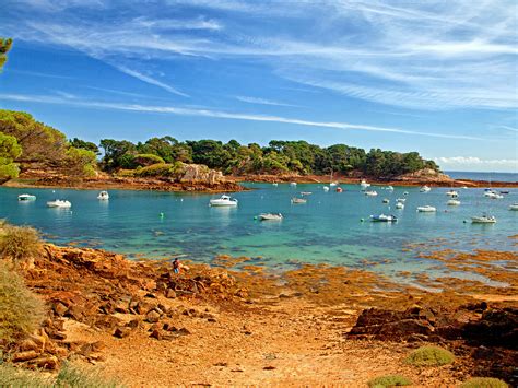 Vue panoramique des jardins fleuris sur l'île de Bréhat
