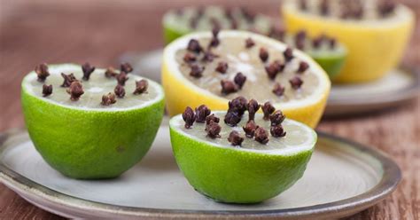 clous de girofle piqués dans un citron