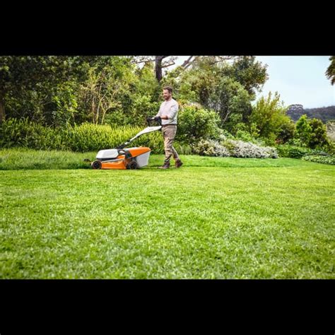 Vue d'ensemble d'un jardin entretenu avec des outils sans fil STIHL